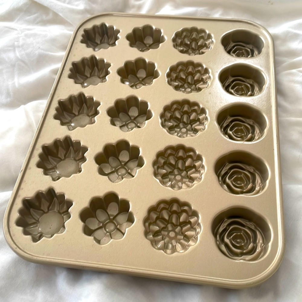 Nordic Ware Cast Aluminum Nonstick Flower Petits Fours/Cakelet Pan